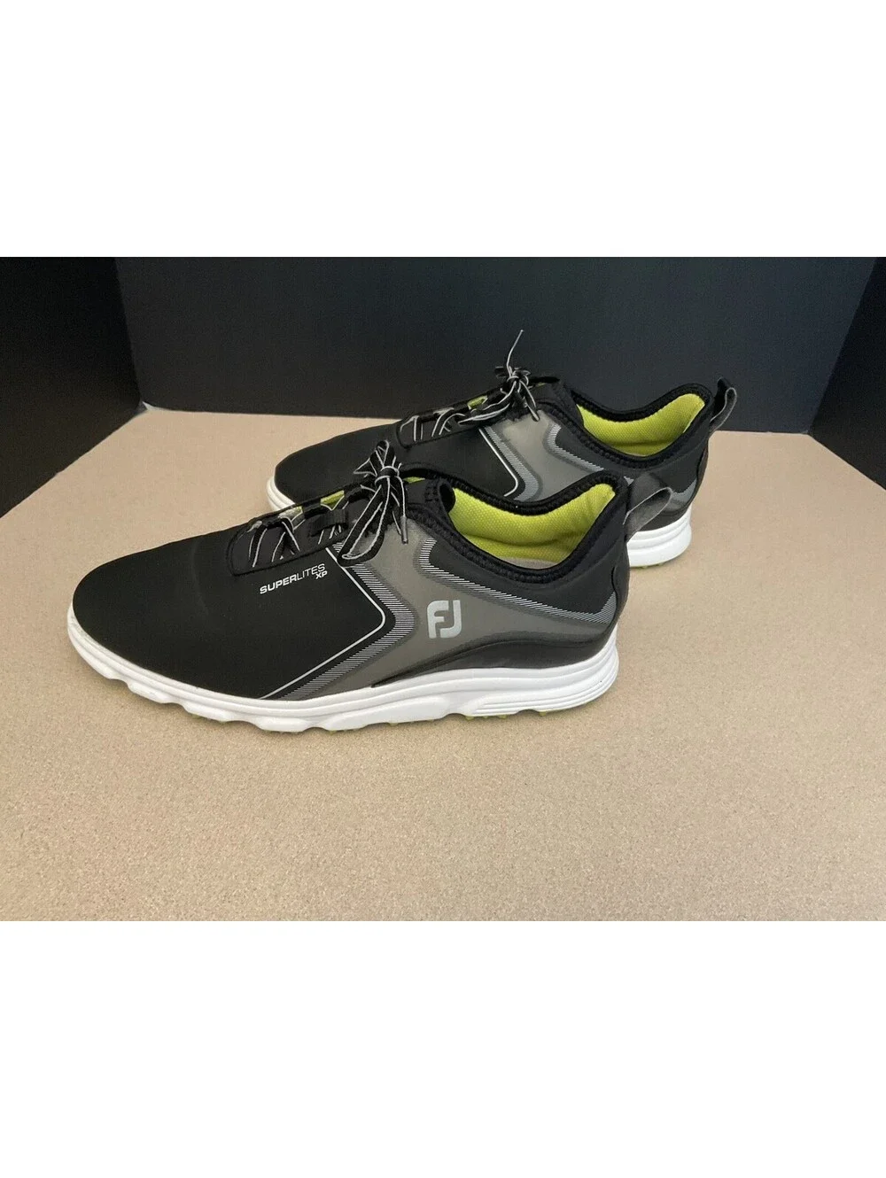 Mens FootJoy SuperLites XP Spikeless Golf Shoes. Size 9 Wide. Great Condition!!!
